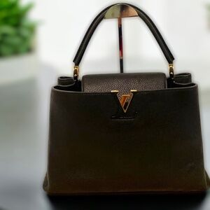 Louis Vuitton  Capucines MM in Black